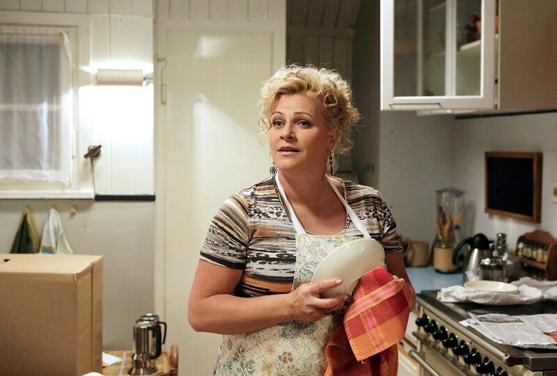 Heike Schäffer (Petra Kleinert) in ihrem Element: Hannes Haas hat sie als Hilfe für seinen Umzug ins alte Forsthaus engagiert. – Bild: NDR/​ARD/​Michael Böhme