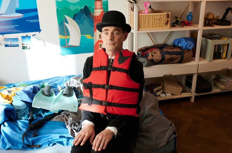 Ob die Schwimmweste wirklich so sein muss? Pan Tau (Matt Edwards) ist sich da noch nicht sicher. – Bild: ARD/​Caligari/​Film