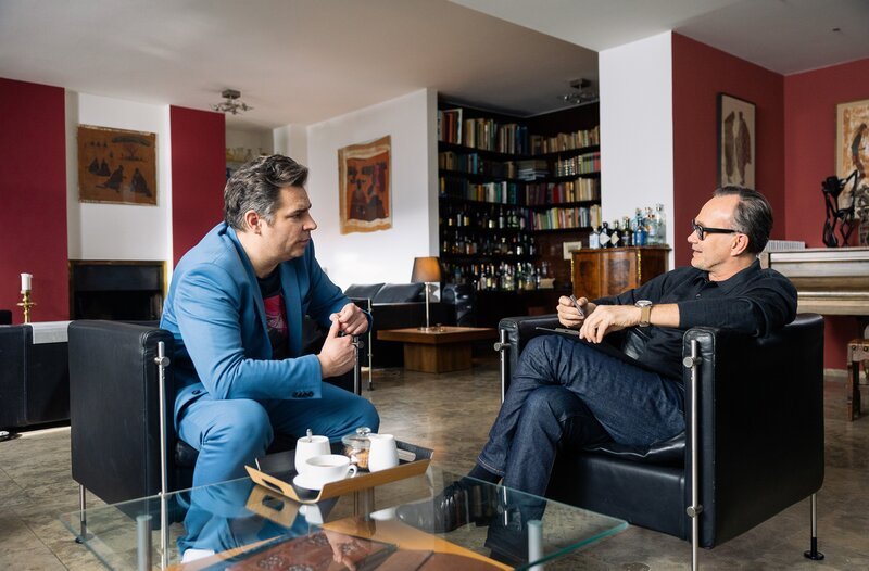 Riedl (Paul Sedlmeir, links) hat einen Termin bei Dr. Seligstein (Thomas Reisinger, rechts). – Bild: ARD/​Kai Neunert