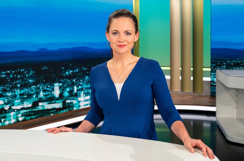 SWR ZUR SACHE! BADEN-WÜRTTEMBERG, „Politik – Debatte – Hintergrund“. Moderatorin Alexandra Gondorf in der Mainstage. – Bild: SWR/​Patricia Neligan