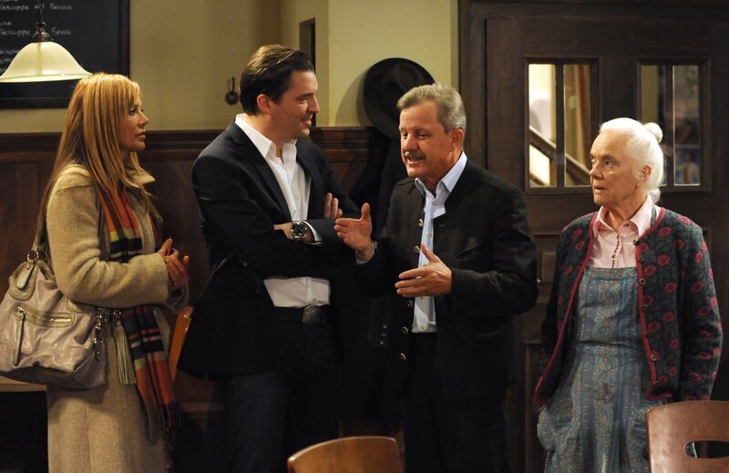 Schattenhofer ist ganz begeistert, als er den ehemaligen Fußball-Profi Holzi im Brunnerwirt trifft. Von links: Trixi Preissinger (Doreen Dietel), Holzi (Andreas Bittl), Lorenz Schattenhofer (Werner Rom) und Theresa Brunner (Ursula Erber). – Bild: BR/​Marco Orlando Pichler