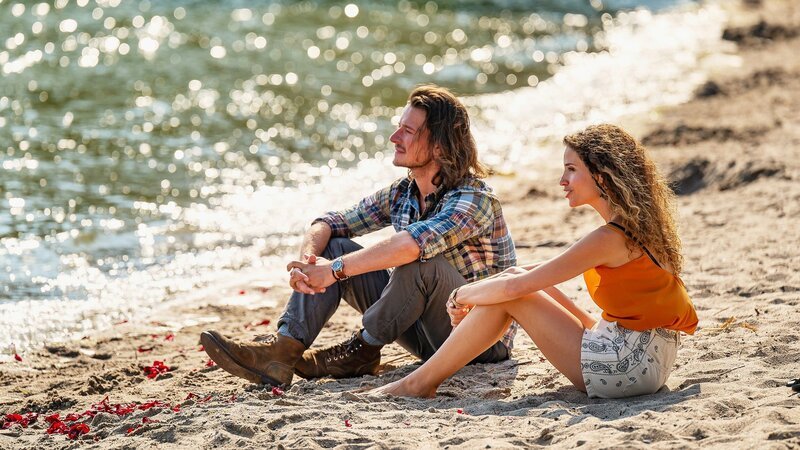 Inga Lindström – Rosenblüten im Sand Kommen sich näher: Stefan Gorski als Pelle, Nadine Menz als Catrine – Bild: SRF/​ZDF/​Ralf Wilschewski