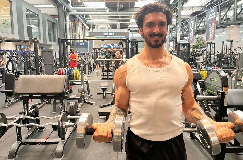 Samir ist Angestellter und trainiert viel im Fitnessstudio. – Bild: WDR/​sagamedia