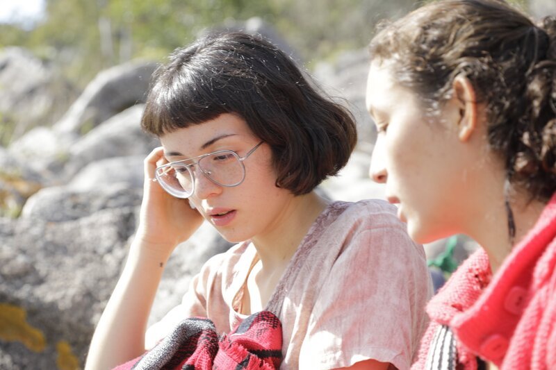 Mit ihrer Freundin Mica (links) erlebt Micaela erstmals unbeschwerte Tage ganz ohne Leibwächter. – Bild: Verena Kuri /​ ZDF