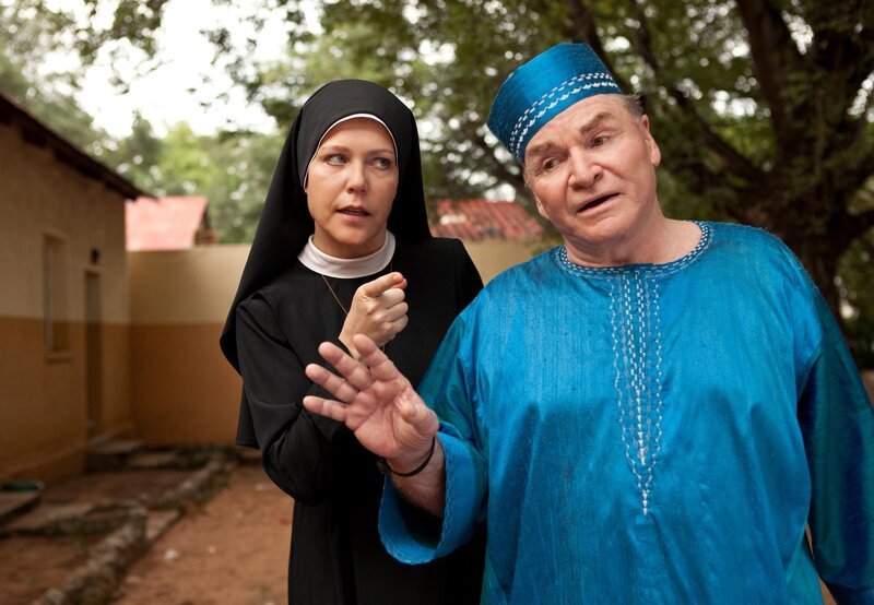 Schwester Hanna (Janina Hartwig) bittet Bürgermeister Wöller (Fritz Wepper) um Hilfe: er soll seinen schlitzohrigen afrikanischen Kollegen übers Ohr hauen. – Bild: MDR/​Degeto/​NDF/​Ch. Skowski