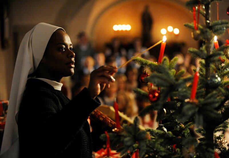 Novizin Lela (Denise M’Baye) freut sich auf Weihnachten. – Bild: ARD Degeto/​NDF/​B. Bauriedl