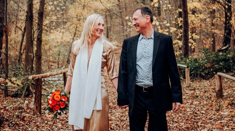 Als Uwe im Herbst 2023 die Diagnose ALS erhält, verändert sich das Leben von ihm und seiner Frau Claudia grundlegend. Die unheilbare Nervenkrankheit schreitet schnell voran. „Diagnose ALS – Uwes Weg zum selbstbestimmten Sterben“ ist ein tief bewegendes Porträt über Liebe, Mut, Sterbebegleitung und die Frage, wie viel Selbstbestimmung Sterben in Deutschland heute zulässt. – Claudia und Uwe – Bild: rbb/​Claudia Fincke