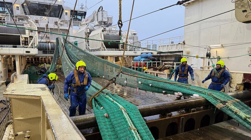 Die Decksleute kommen überwiegend aus Portugal. Der Beruf des Fischers ist nach wie vor einer der gefährlichsten der Welt. – Bild: LEMON8/​NDR
