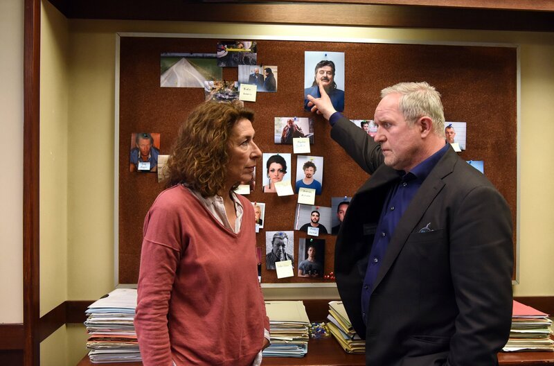 Schritt für Schritt arbeiten sich Moritz Eisner (Harald Krassnitzer) und Bibi Fellner (Adele Neuhauser) voran. Nach und nach kommt ans Licht, dass der Geldbote vom „Dokta“, einem alteingesessenen Wiener Großkriminellen, überfallen wurde. – Bild: ARD Degeto/​ORF/​Hubert Mican