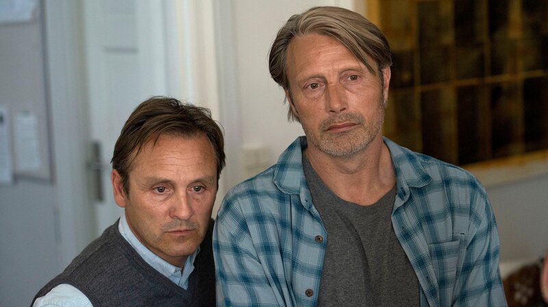 Trinken in der Schule: Die Lehrer Martin (Mads Mikkelsen, re.) und Peter (Lars Ranthe, li.) wagen einen Versuch. – Bild: Degeto/​Weltkino Filmverleih/​Henrik Ohsten