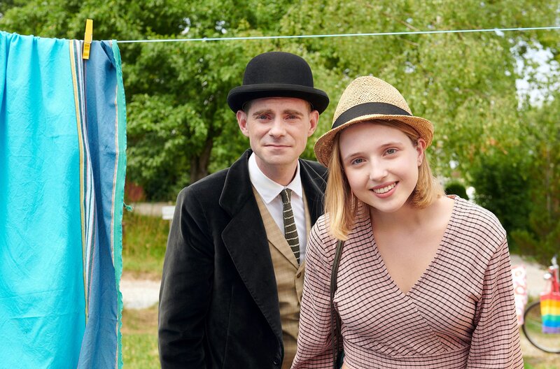 Lara (Claudia Zita) und Pan Tau (Matt Edwards) sind zusammen unterwegs. – Bild: ARD/​Caligari/​Film