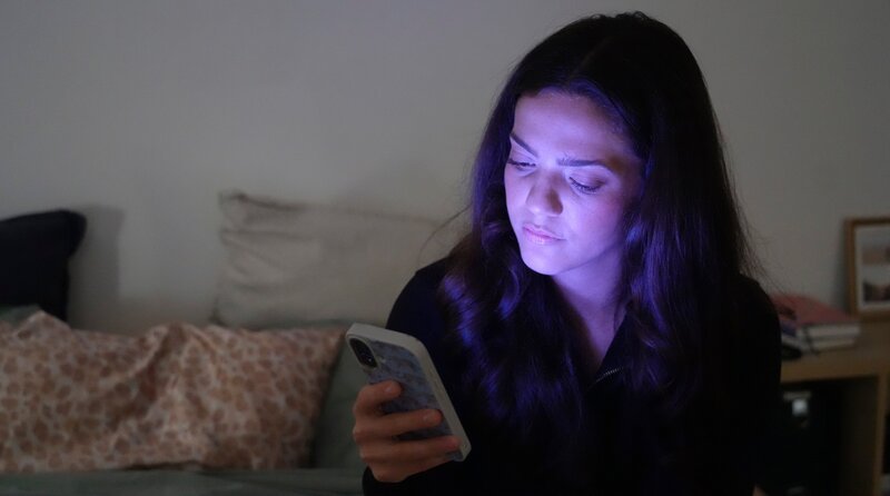 Reporterin Sophie, 29, lebt seit vier Jahren in einer WG mitten in Frankfurt. Ihr Zimmer kostet 640 Euro. Jetzt will sie da raus. Für „7 Tage …“ macht sie sich auf die Suche nach einer bezahlbaren Wohnung. Schafft sie das? – Bild: HR