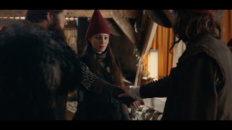 Tinka (Josephine Chavarria Højbjerg) versucht, den Streit zwischen Grot (Esben Dalgaard) und Birk (Jakob Femerling) zu schlichten. – Bild: BR/​Cosmo Film/​TV2 Denmark