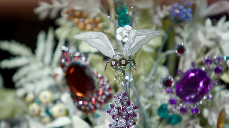 Regisseur Christian Papke klärt über die Geld-Tricks der Maria Theresia auf. – Bild: ORF/​Papke Film/​Christian Papke