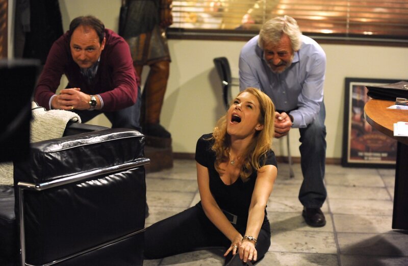 Uschi hat einen Krampf im Bein und scheidet deshalb aus dem Wettbewerb aus. Von links: Hubert Kirchleitner (Bernhard Ulrich), Uschi Guggenmoser (Silke Popp) und Martin Kirchleitner (Hermann Giefer). – Bild: BR/​Marco Orlando Pichler