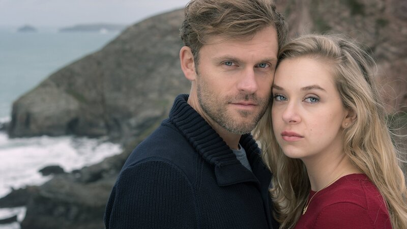 Rosamunde Pilcher – Wo das Herz wohnt  Die grosse Liebe: Anna Herrmann als Lilli, Jens Atzorn als Ian. – Bild: SRF/​ZDF/​Jon Ailes