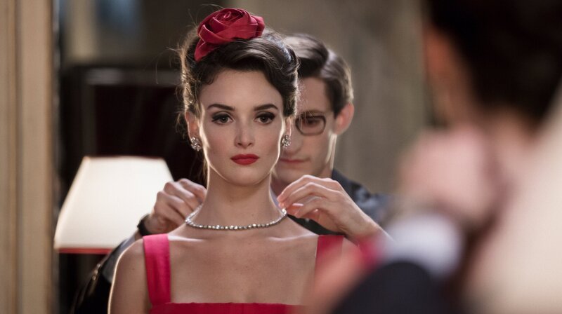 Das Dior-Modell Victoire Doutreleau (Charlotte Le Bon) ist für Yves Saint Laurent (Pierre Niney) wie eine Schwester. – Bild: rbb/Tibo & Anouchka/WY productions/SND/Cinéfrance/Herodiade Umedia Das Dior-Modell Victoire Doutreleau (Charlotte Le Bon) ist für Yves Saint Laurent (Pierre Niney) wie eine Schwester. – Bild: rbb/Tibo & Anouchka/WY productions/SND/Cinéfrance/Herodiade Umedia