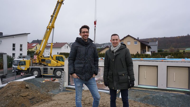 Torben und Marcel lassen bauen. Den Innenausbau übernehmen sie selbst. – Bild: ZDF und Niels Büngen