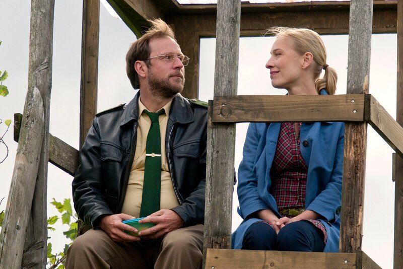 Dietmar Schäfer (Bjarne Mädel, l.) trifft sich heimlich mit seiner Jugendliebe Katja (Sandra Bormann, r.) auf dem Hochsitz. – Bild: WDR/​ARD/​Frank Dicks