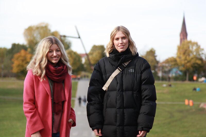 Bei einem Spaziergang sprechen Michelle und Lea über den Song „Immer wenn wir uns sehen“. – Bild: Radio Bremen/​Helena Brinkmann