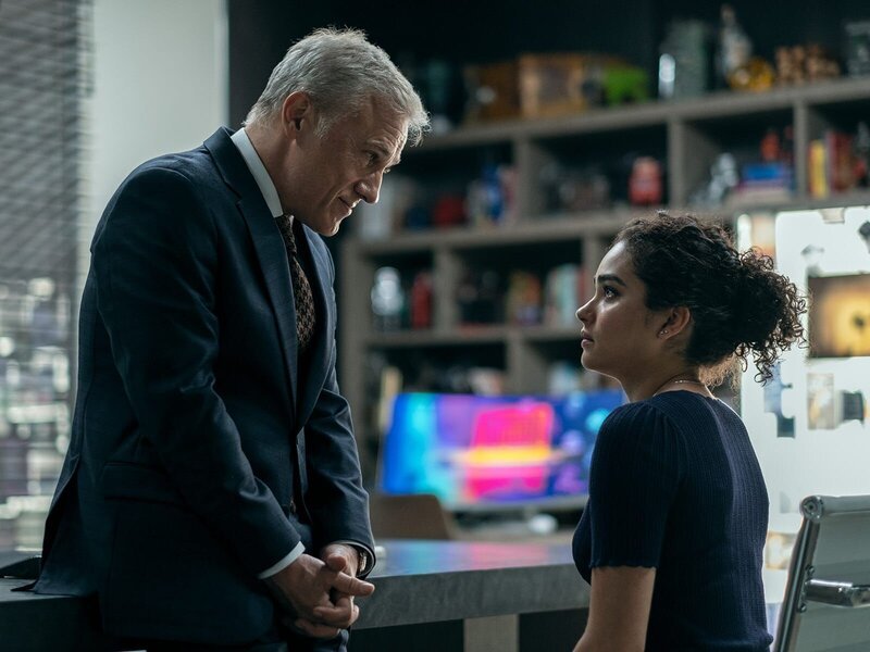 Regus Patoff (Christoph Waltz) und Elaine (Brittany O’Grady) – Bild: Amazon Content Services LLC