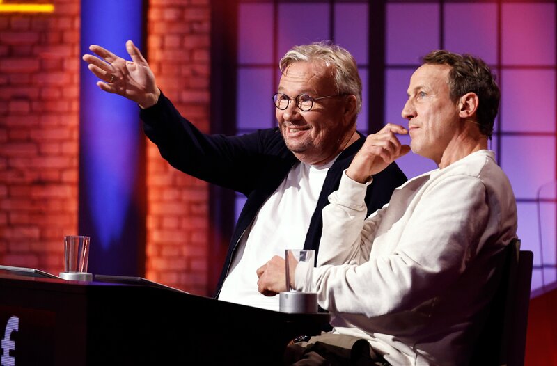 Rateteam-Kapitän Wotan Wilke Möhring (r.) mit Karnevalist, Komiker, Schauspieler, Schriftsteller, Musiker und Fernsehmoderator Bernd Stelter (l.). – Bild: ARD/​NDR/​Morris Mac Matzen