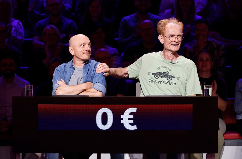 Rateteam-Kapitän Bernhard Hoëcker (l.) mit Musiker, Kabarettist, Autor und Schauspieler Piet Klocke (r.). – Bild: ARD/​NDR/​Morris Mac Matzen