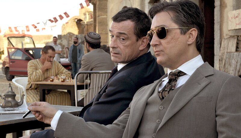 Informant Dridi (Rafi Guessous) gibt Thomas Eick (Thomas Sarbacher) brisantes Material. – Bild: MDR/​Degeto/​Hans-Joachim Pfeiffer