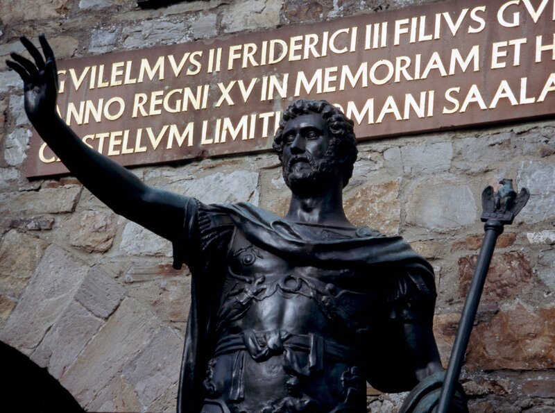 Statue des Antonius Pius an der Pforte des Kastell Saalburg. – Bild: ZDF/​SWR
