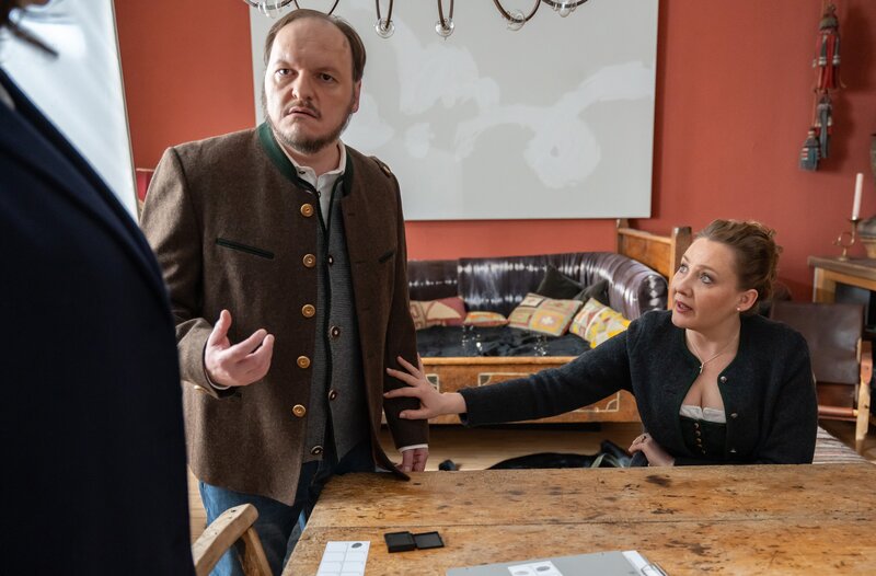 Die Hofbesitzer Josefine und Bernhard Gräzinger (Monika Anna Wojtyllo, r., Mike Sobotka, M.) sollen Fingerabdrücke abgeben. – Bild: ARD/​Thomas Neumeier