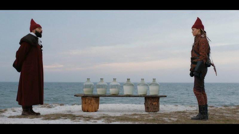 Falke (Villbjørk Malling Agger) mit Skir (Hadi Ka-Koush) bei der Prüfung – Bild: BR/​Cosmo Film/​TV2 Denmark