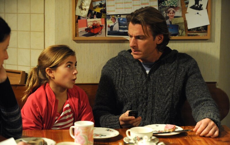 Valentina ist zu Besuch in Lansing und hat viele Pläne, was sie mit ihrem Vater unternehmen will. Valentina Götz (Lilly Reulein) und Sebastian Wildner (Herbert Ulrich). – Bild: BR/​Marco Orlando Pichler