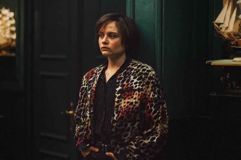 Manu (Lena Urzendowsky) – Bild: Amazon.com