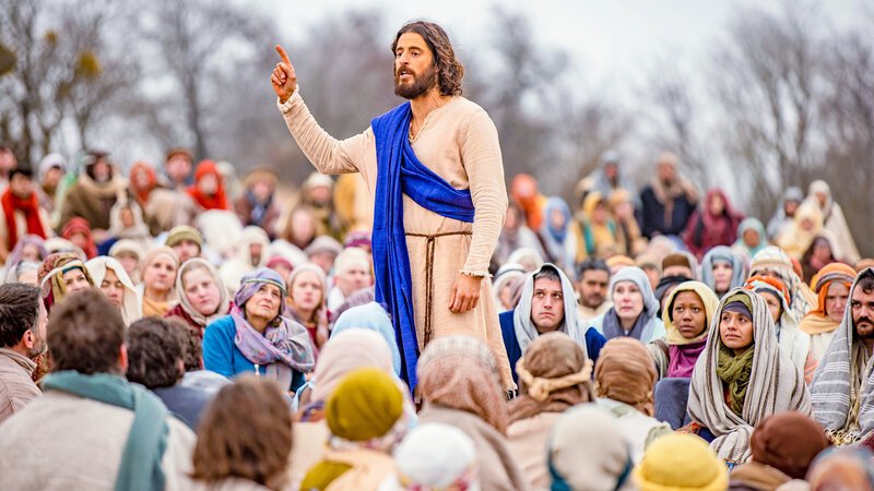 (Mitte) Jesus (Jonathan Roumie) haelt die Bergpredigt – Bild: barrphotography