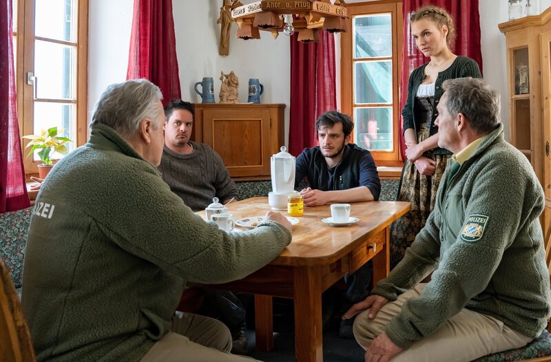 Hubert (Christian Tramitz, r.) und Girwidz (Michael Brandner, l.) befragen die Familie des Toten: Ludwig (Leo Tramitz, 2.v.l.), Anton (Tommy Schwimmer, M.) und Anna (Christina Arends, 2.v.r.). Irgendetwas scheinen die Kinder des Verstorbenen zu verbergen. – Bild: ARD/​Thomas Neumeier