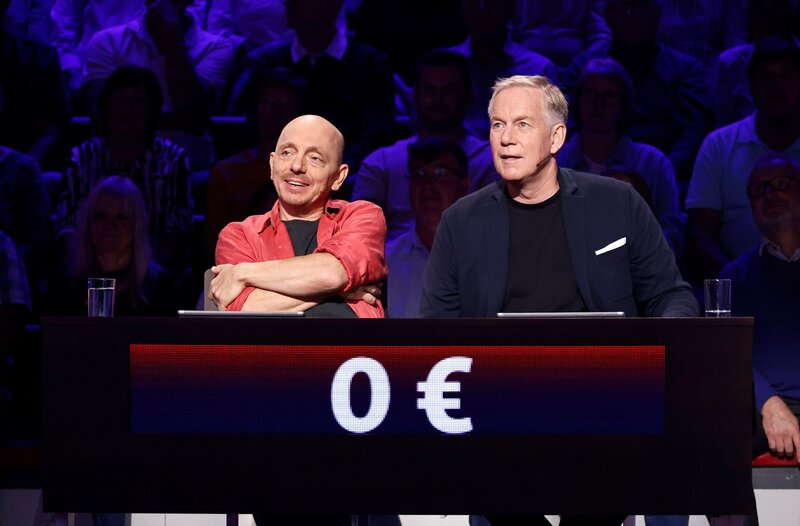 Rateteam-Kapitän Bernhard Hoëcker (l.) mit Fernsehmoderator, Journalist, Showmaster und Fußballkommentator Johannes B. Kerner (r.). – Bild: ARD/​NDR/​Morris Mac Matzen