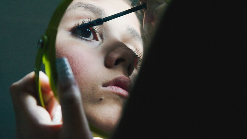 Selenna beim Schminken – Bild: SRF/​NEW DOCS