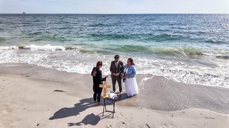 Inselpastorin Pamela Hansen (bei der Ehesegnung am Strand von Helgoland). – Bild: NDR/​Marco Schulze