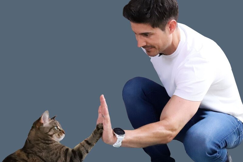 Einstein Moderator Tobias Müller beim Trainieren mit einer Katze. – Bild: SRF