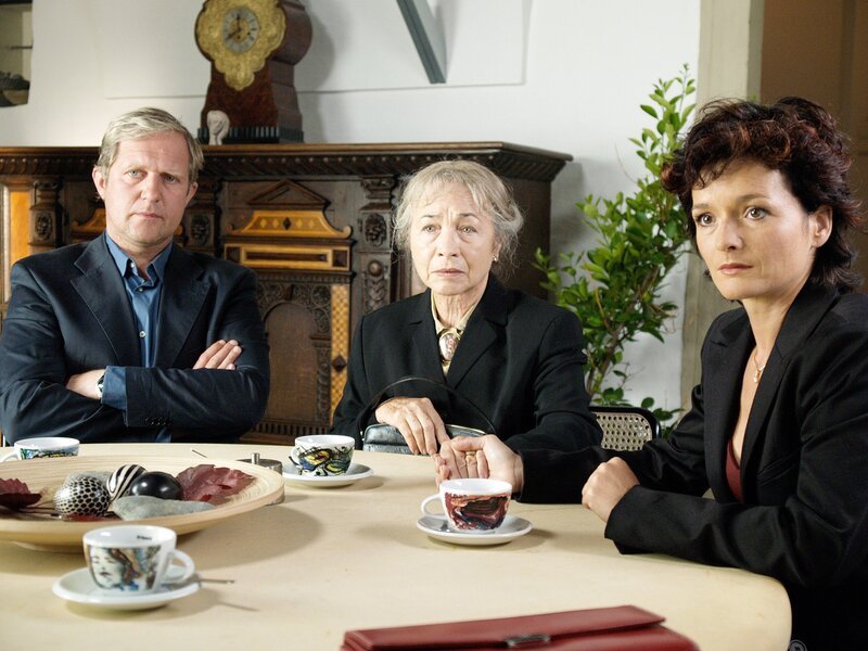 Die Eröffnung des Testaments bringt für Thomas (Harald Krassnitzer), Andrea (Katharina Stemberger, re.) und Hermine (Christine Ostermayer) Überraschungen. – Bild: ORF/​Dor-Film