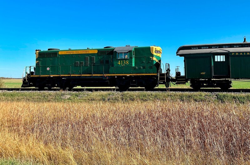 Kanada: Die Prairie Dog Central Railway verkehrt mit ihrem historischen Zug im Umland von Winnipeg. – Bild: SWR/​Kirsten Ruppel
