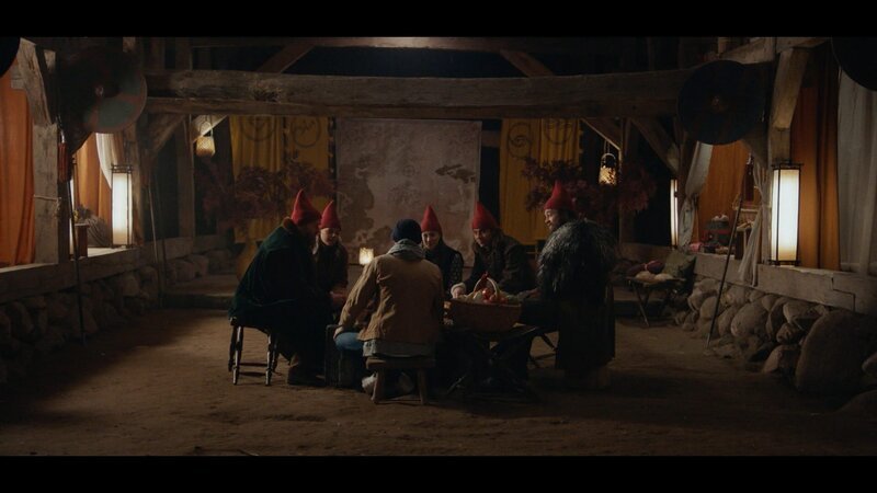 Lasse (Albert Rosin Harson) und Aamund (Peter Gantzler) üben mit den Königskandidaten für die morgige Prüfung. – Bild: BR/​Cosmo Film/​TV2 Denmark