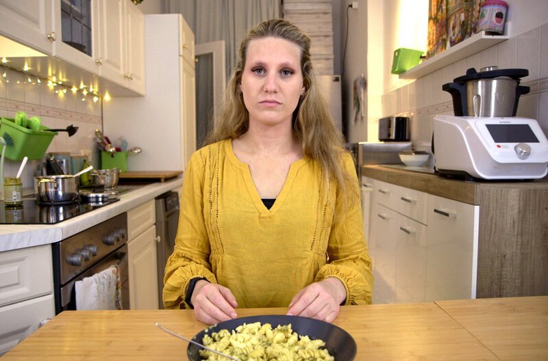 Trostlosigkeit nicht nur auf dem Teller: Rebecca R. leidet an Neurodermitis. Die sonst so lebenslustige Frau kann sich kaum dazu aufraffen, gesund und vielseitig zu kochen. – Bild: NDR/​Jupp Tautfest