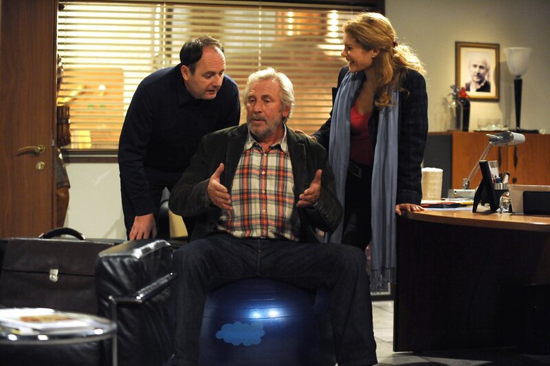 Martin ist skeptisch, als Uschi einen Sitzball besorgt. Von links: Hubert Kirchleitner (Bernhard Ulrich), Martin Kirchleitner (Hermann Giefer) und Uschi Guggenmoser (Silke Popp). – Bild: BR/​Marco Orlando Pichler