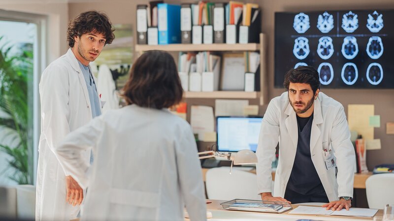 Ratlose Ärzte, v.li.: Pierpaolo Spollon als Dr. Riccardo Bonvegna, Laura Cravedi als Dr. Martina Carelli, Marco Rossetti als Dr. Damiano Cesconi. – Bild: SRF/​SONY Pictures /​ Fabrizio De Blasio