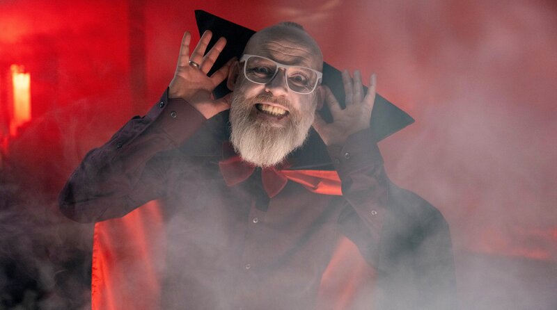 Wenn Fledermäuse nachts auf die Jagd gehen, dann sehen sie nicht mit den Augen, sondern mit den Ohren – Echoortung macht’s möglich. Dabei finden sie über den Rückschall ihrer Rufe und die Anzahl der Frequenzen die Entfernung und Größe ihrer Beute heraus. Thomas D zeigt mit Hilfe eines spezielles Mikrofons, wie das genau funktioniert – bei „Wissen vor acht – Natur“. – Bild: ARD/​Bavaria Entertainment/​Melanie Grande