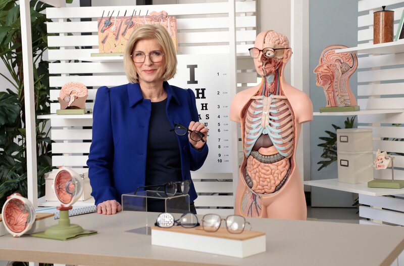 Schätzungsweise mehr als eine Milliarde Menschen sind weltweit von Alterssichtigkeit betroffen. Susanne Holst kennt die Antwort bei „Wissen vor acht – Mensch“. – Bild: ARD/​Mike Christian