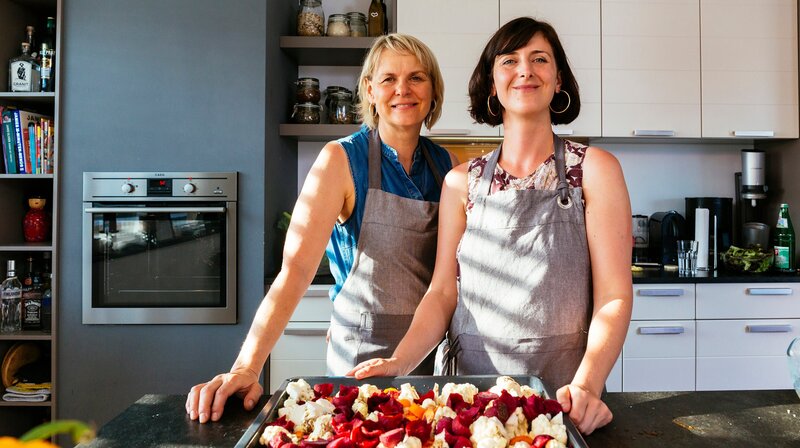 Theresa Frantz (rechts) mit Küchenfee Karin Link, Schwiegermutter in spe. – Bild: BR/​megaherz gmbh/​Andreas Maluche