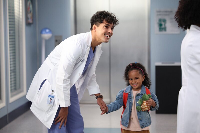 Grey’s Anatomy Staffel 19 Folge 15 Kinderbesuch im Krankenhaus: Niko Terho als Dr. Lucas Adams, Janai Kaylani als Pru – Bild: SRF/​ABC Studios