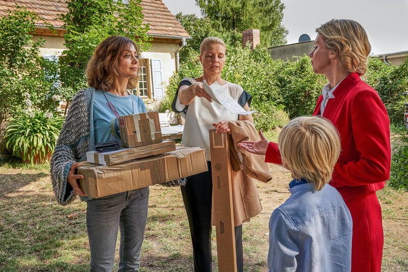 Christina (Julia Richter, l.) und Ella (Annette Frier, M.) vereint im Kampf gegen ihre Erzfeindin Ulla Lütjens (Tanja Schleiff, r.). Ella hat als Elternsprecherin eine Telefonliste abgetippt und übergibt diese an ihre genervte Stellvertreterin Ulla. – Bild: Marc Vorwerk /​ ZDF